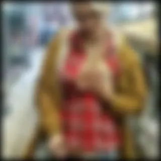 Dildo lutschen zwischen Regalen, Titten raus für jeden sichtbar