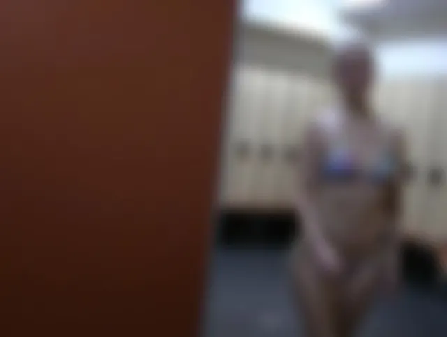Im Schwimmbad: Ungeschützter Blowjob neben den Spinden, bis zum Spritzen ins Gesicht