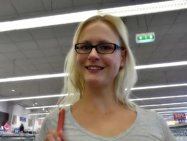 Blondehexe im Laden: Public Creampie zwischen den Umkleidekabinen