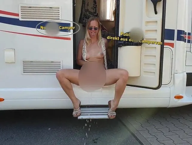 Frech pissend aus dem Campervan auf dem Parkplatz