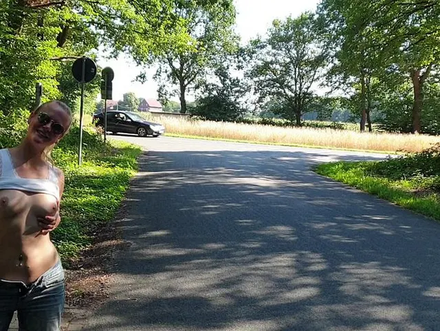 Frech pissend an der Bushaltestelle