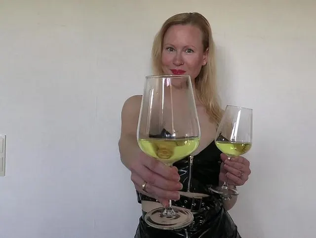 Lacksau beim Natursekt-Drink zur Fetischparty