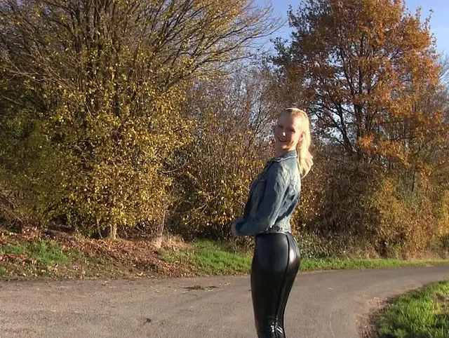 Latex-Hobbyhure: Parkplatzfick mit Creampie