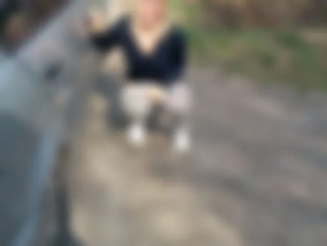Notgeiles Pissen an der Straße