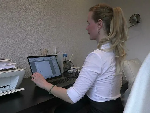 POV: Deine geile Arbeitskollegin im leeren Büro
