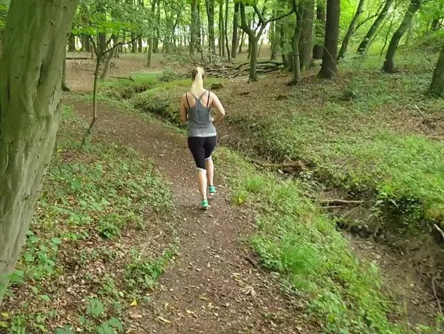 Joggerin pisst spontan im Wald und wird dabei beobachtet
