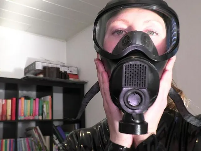 Latexpuppe mit Gasmaske: Mein Orgasmus im schwarzen Anzug