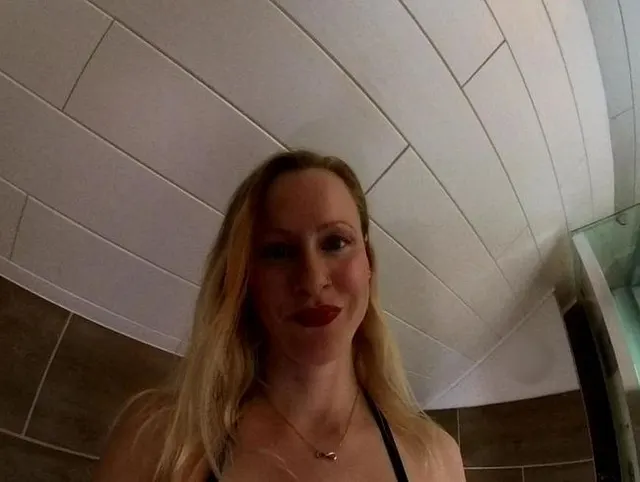 Giantess: Ich pisse dir in den Mund