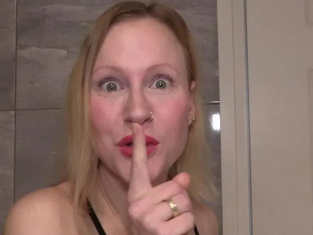 Jetzt im Badezimmer, deine Freundin nebenan