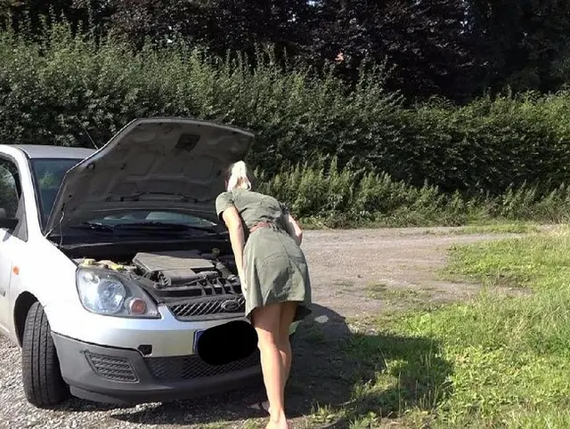Autopanne auf der Landstraße: Ich blasе den Schwanz meines Retters und fick mich auf der Motorhaube