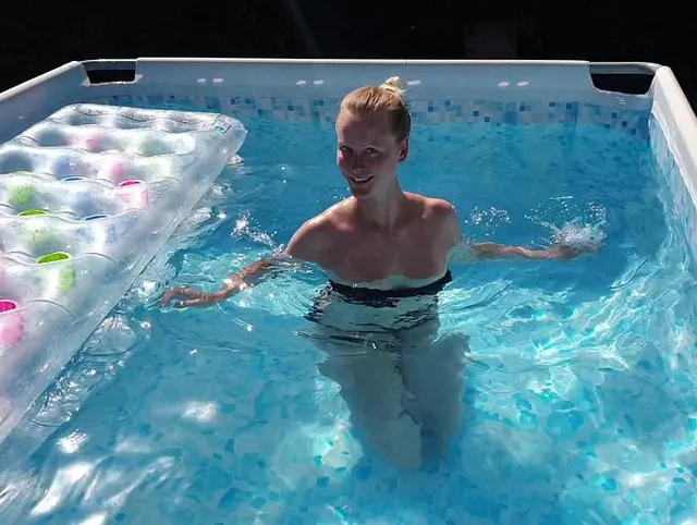 POV: Ich ficke dich im Pool auf der Luftmatratze