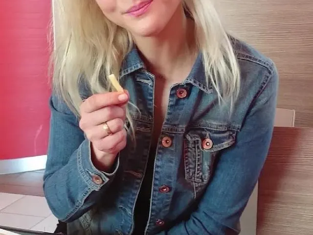 Public Creampie im Burgerladen: Riskanter Quickie mit Blowjob