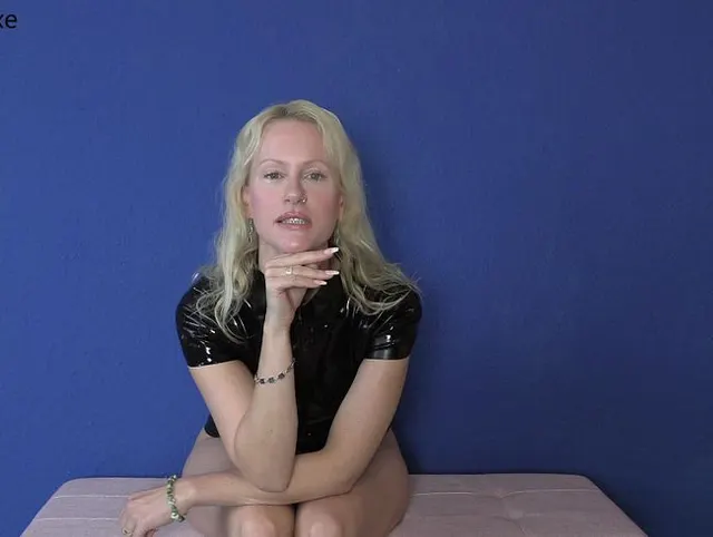 Latex Domina lässt dich wichsen