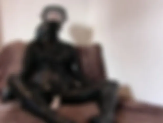 Heavy Rubber: Dreifach zum Orgasmus durch Atemkontrolle