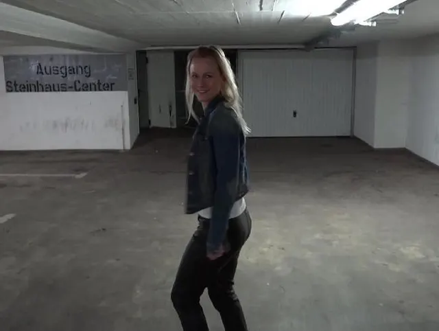 Blondine in der Tiefgarage gefickt