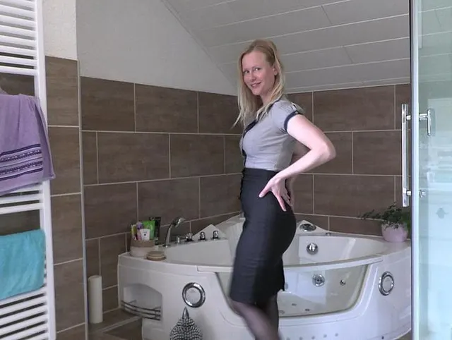 Vor dem Termin im Bürooutfit schnell noch abgepisst