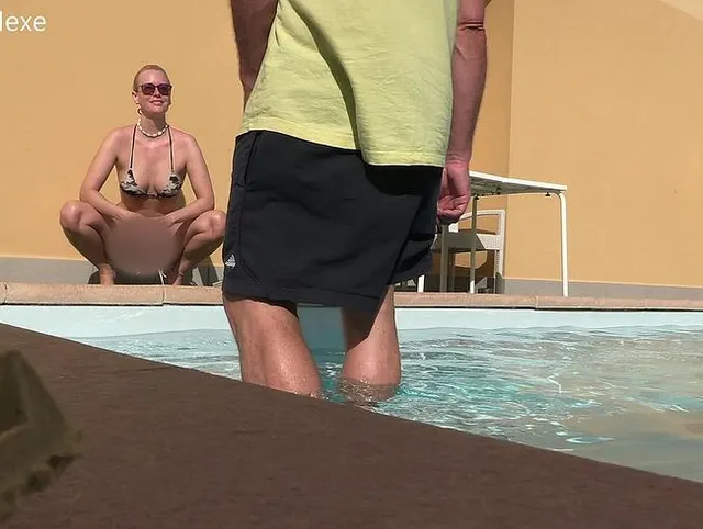 Vorschau aus Großer Schwanz: Sein Schwanz in meinem Maul, während er mich nackt im Pool nimmt
