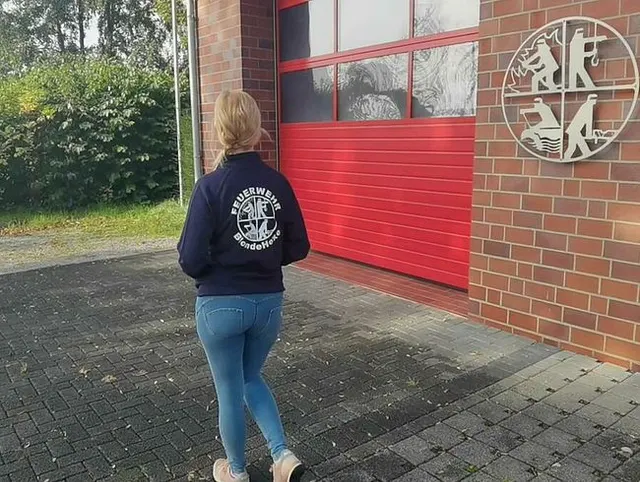 Praktikantin an der Feuerwehr: Creampie im Freien