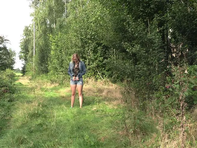 Süßes Girl pisst im Wald